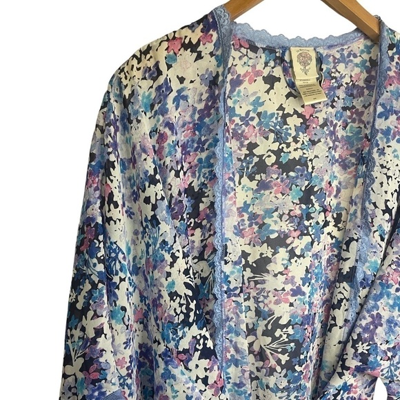 In Bloom floral belted robe. Lace trim. Light weight and floral. Women’s Medium - Picture 4 of 4